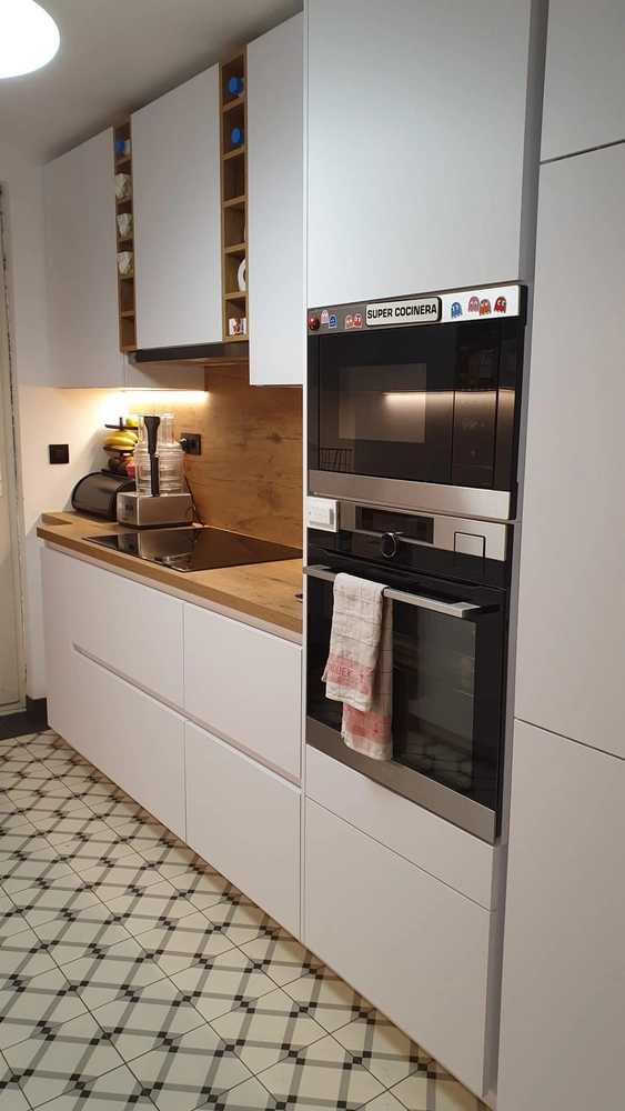 Cuisine équipée blanche avec sol carrelé à motifs, Molenbeek