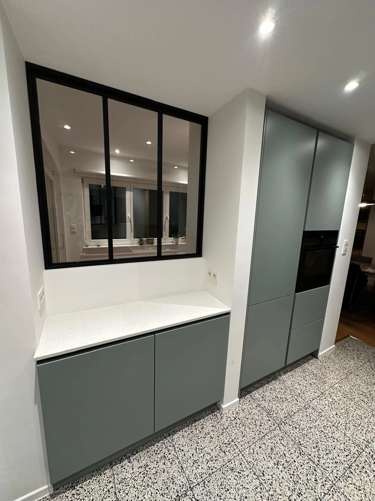 Cuisine équipée grisée avec verrière atelier, Berchem