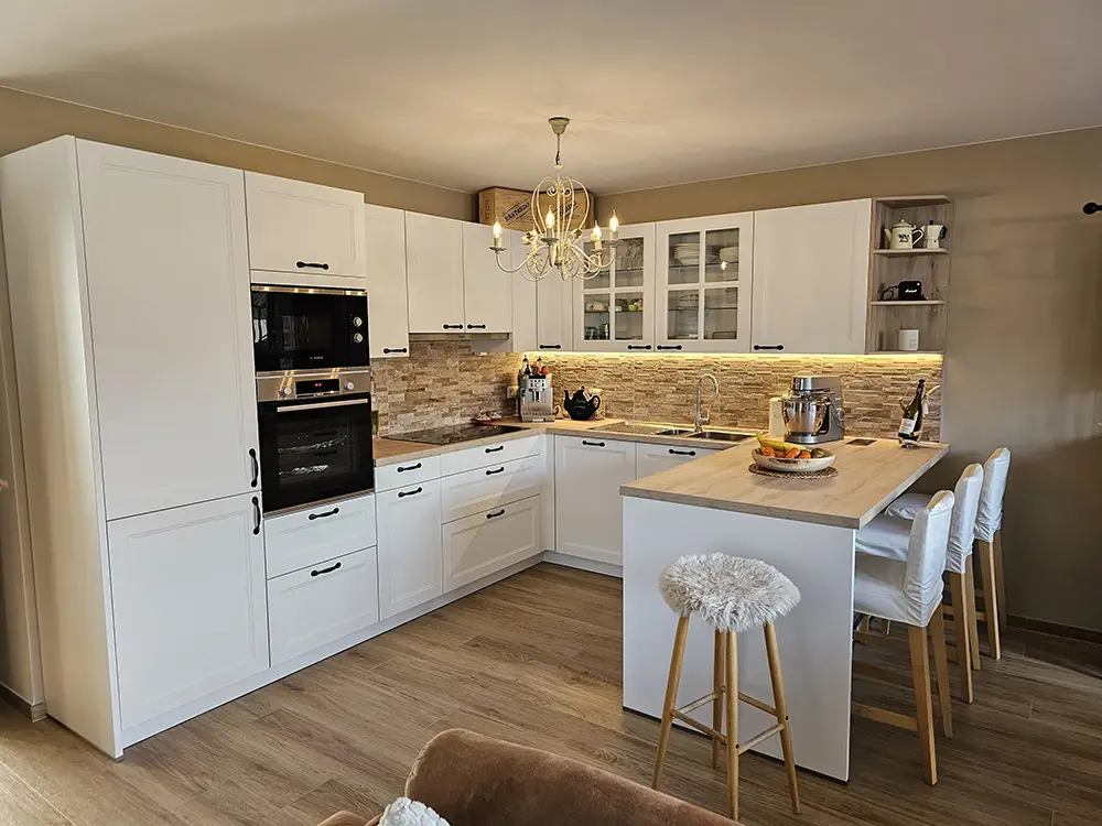 Cuisine équipée blanche avec îlot central, réalisée à Ath