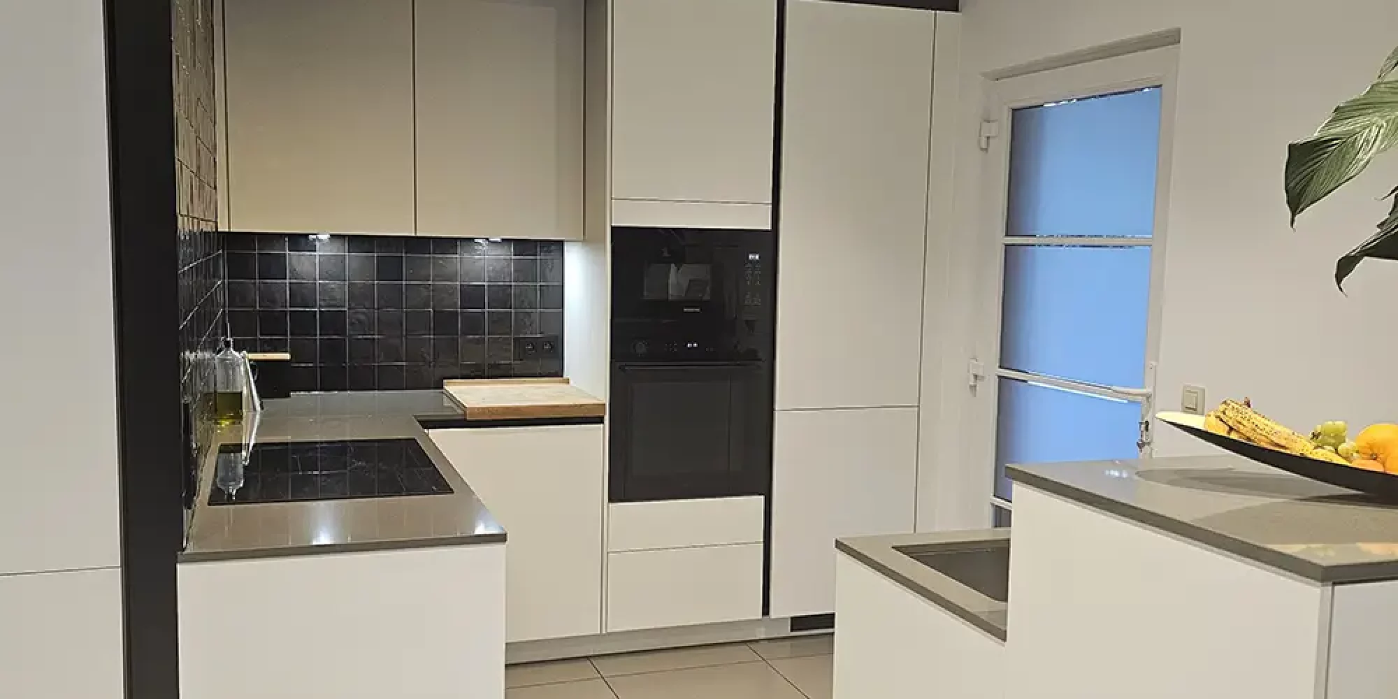 Cuisine équipée blanche laquée avec îlot et crédence en zellige noir, Braine-le-Château