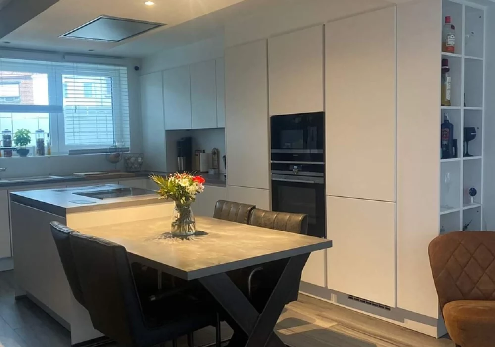 Cuisine ouverte blanche avec îlot et table à manger, Vilvoorde